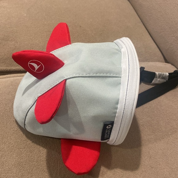 TURKISH AIRLINES HIGH FIVE KIDS Travel kit includes headphones and toothbrush - Picture 4 of 6